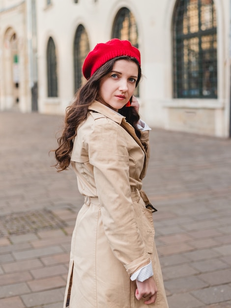 Mooie jonge vrouw bij stadsstraat