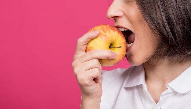 Mooie jonge vrouw bijt een grote appel