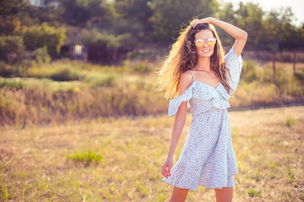 Mooie jonge vrouw buiten op de heuvel op een zomerdag