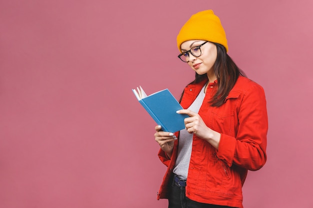 Mooie jonge vrouw casual dragen en oogglazen status