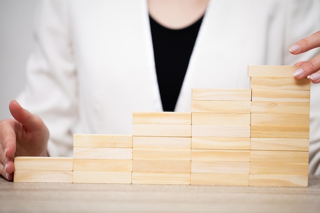 Mooie jonge vrouw demonstreert op houten balken bedrijfsontwikkelingsconcept