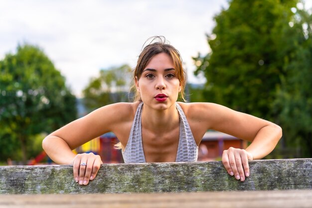 Mooie jonge vrouw die aard uitoefent