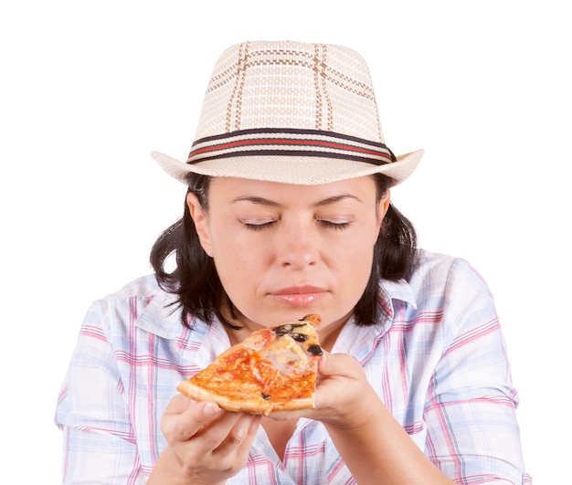 Mooie jonge vrouw die een stuk pizza eet op een witte achtergrond