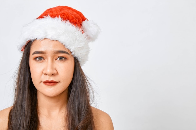 Mooie jonge vrouw die geïsoleerde kleren van de Kerstman draagt