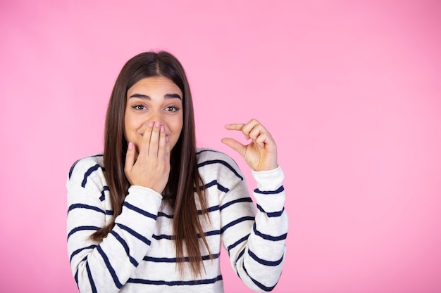 Mooie jonge vrouw die heel klein iets houdt