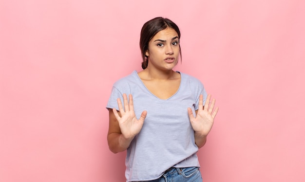 Mooie jonge vrouw die nerveus, angstig en bezorgd kijkt