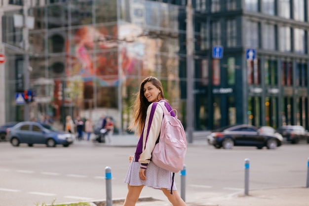 Mooie jonge vrouw die op straat loopt