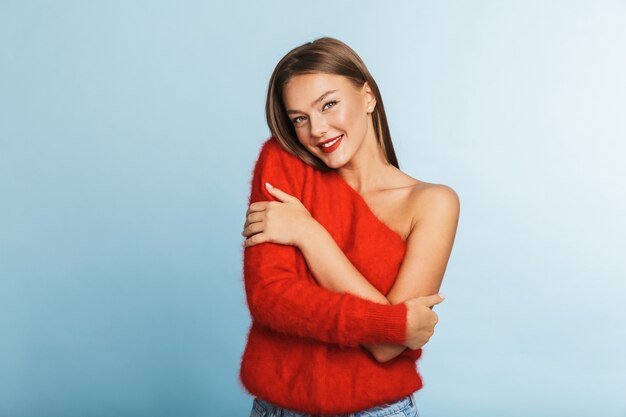 Mooie jonge vrouw die sweater status draagt