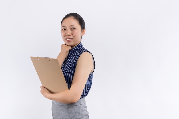 Mooie jonge vrouw die tegen witte achtergrond glimlacht