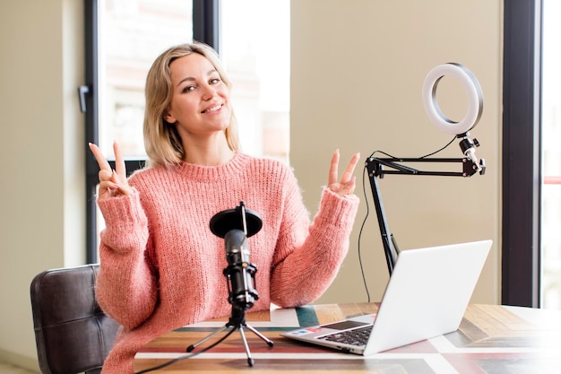 Mooie jonge vrouw die thuis werkt met een laptop huis interieur