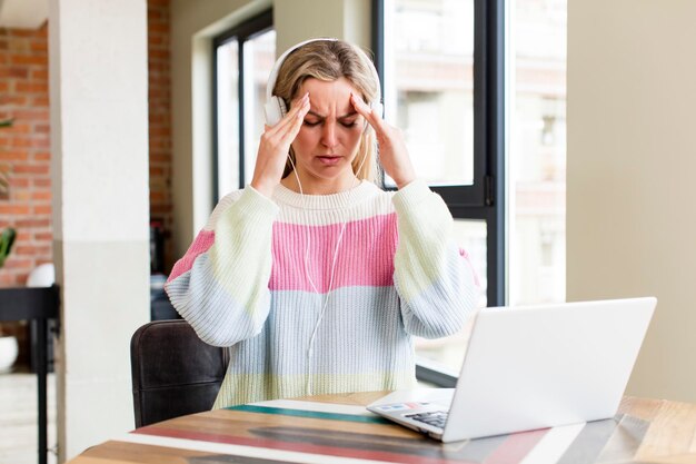 Foto mooie jonge vrouw die thuis werkt met een laptop huis interieur