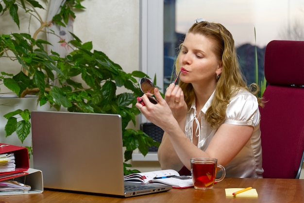 Mooie jonge vrouw die van huis, boekhouder, call centre werkt. afstandsonderwijs, werken op afstand, thuiskantoor