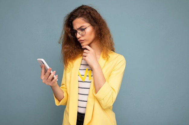 Mooie jonge vrouw die vrijetijdskleding draagt