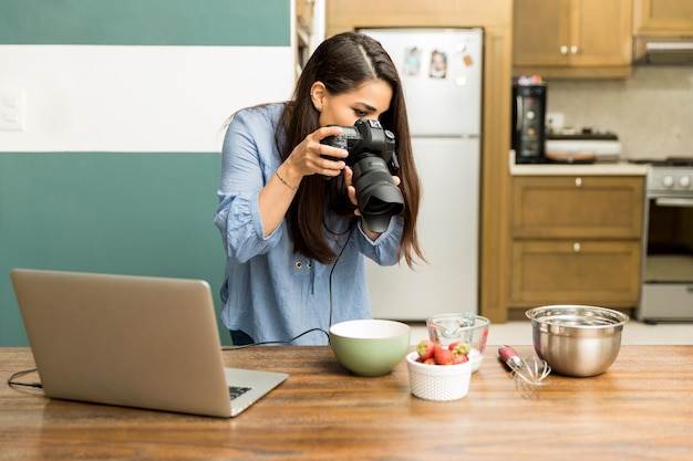 Mooie jonge vrouw die werkt als voedselfotograaf en wat foto's maakt