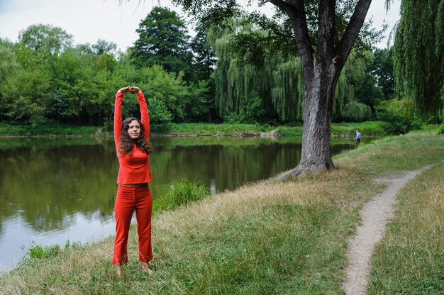 Mooie jonge vrouw die yogaoefeningen uitvoert