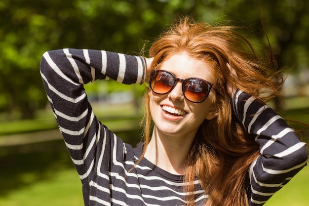 Foto mooie jonge vrouw die zonnebril draagt