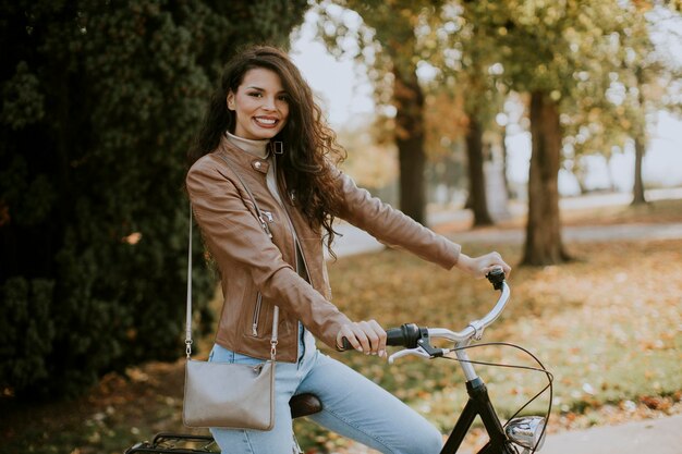 Mooie jonge vrouw fietsten op herfstdag