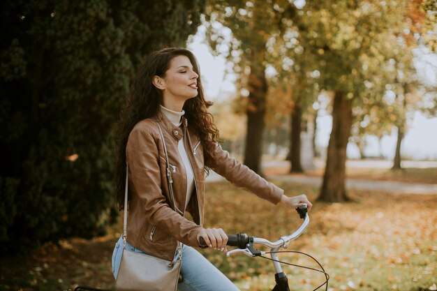 Mooie jonge vrouw fietsten op herfstdag