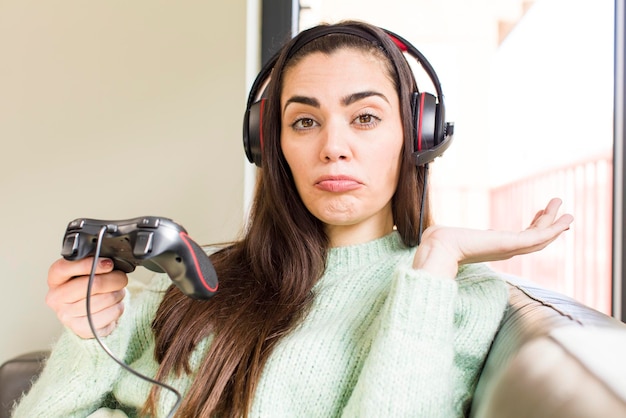 mooie jonge vrouw gamer concept huis interieur