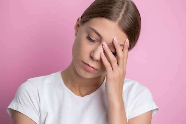 Mooie jonge vrouw gevoel sterke hoofdpijn