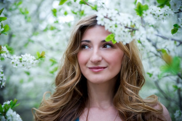 Mooie jonge vrouw in bloeiende tuin