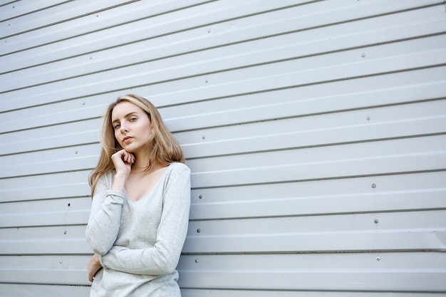 Mooie jonge vrouw in blouse, portret van schattig aantrekkelijk Kaukasisch model