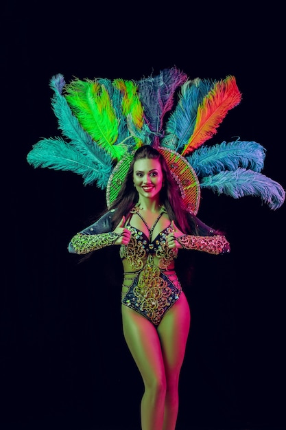 Mooie jonge vrouw in carnaval pauwkostuum Schoonheidsmodelvrouw op feestje tijdens vakantie