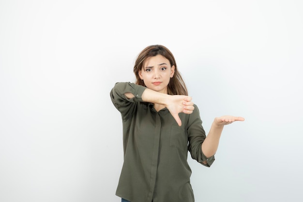 Mooie jonge vrouw in casual outfit met haar geopende handpalmen. Hoge kwaliteit foto