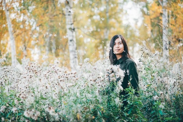 Mooie jonge vrouw in de herfst park