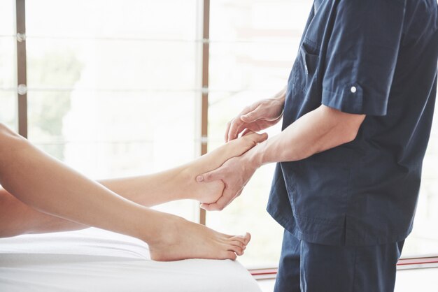 Mooie jonge vrouw in de spa