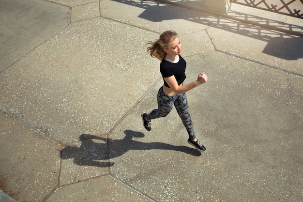 mooie jonge vrouw in de zomer bezig met joggen