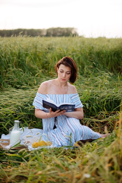 Mooie jonge vrouw in de zomer in een tarweveld