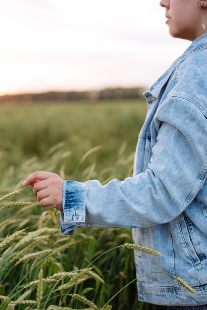 Mooie jonge vrouw in de zomer in een tarweveld