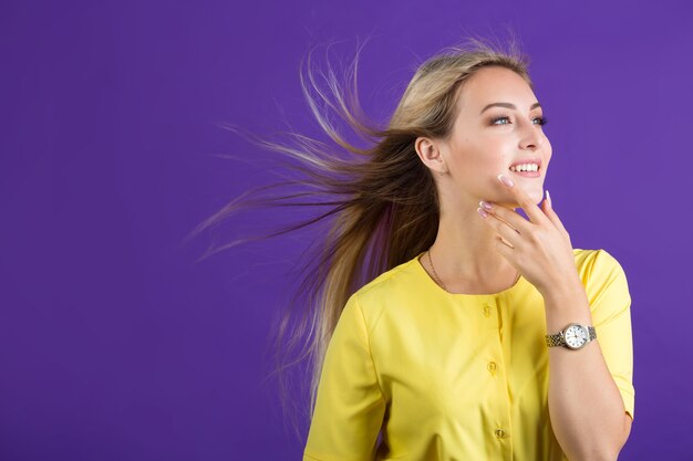 mooie jonge vrouw in een gele jurk