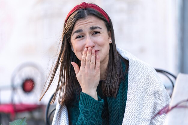 Mooie jonge vrouw in een groene trui op straat