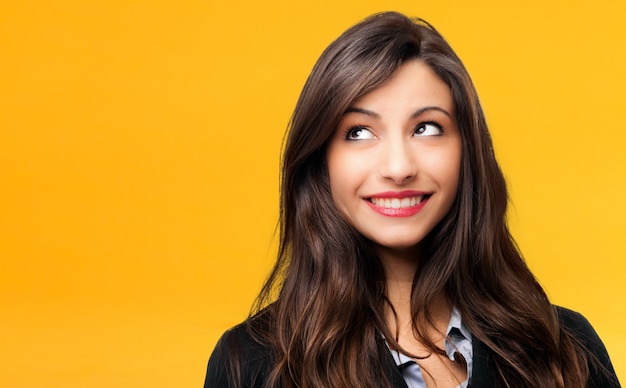 Mooie jonge vrouw in een peinzende uitdrukking