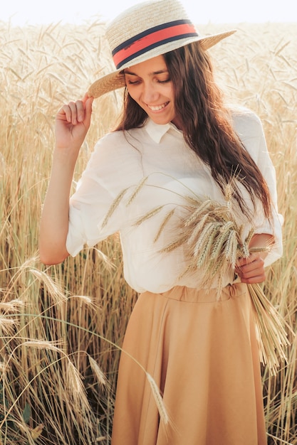 Foto mooie jonge vrouw in een rogge veld.
