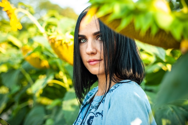 Mooie jonge vrouw in een veld met zonnebloemen