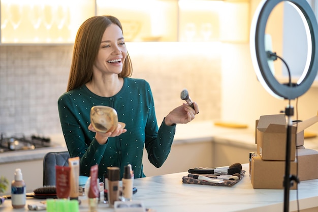 Mooie jonge vrouw in groene jurk met make-up tips