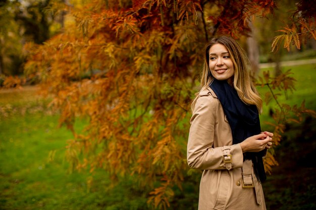 Mooie jonge vrouw in herfst park