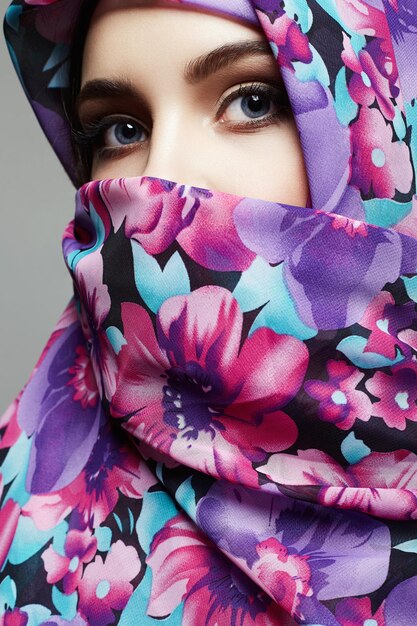 Mooie jonge vrouw in kleur bloem sluier schoonheid meisje in kleurrijke hijab