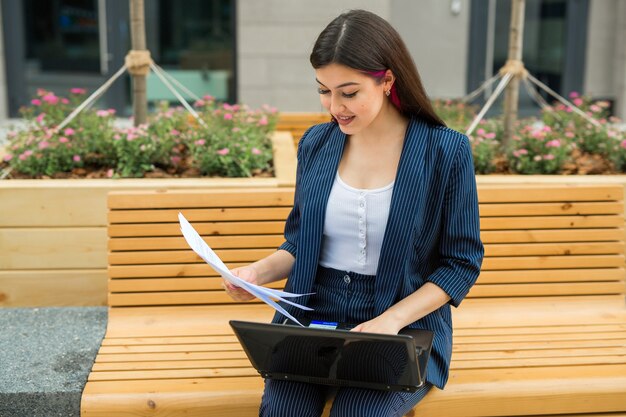 mooie jonge vrouw in pak met laptop