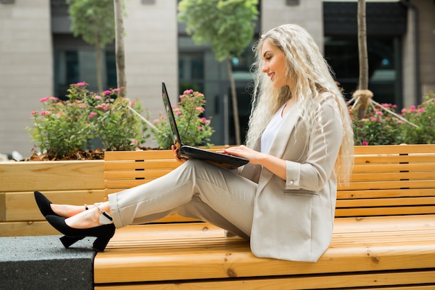 mooie jonge vrouw in pak met laptop