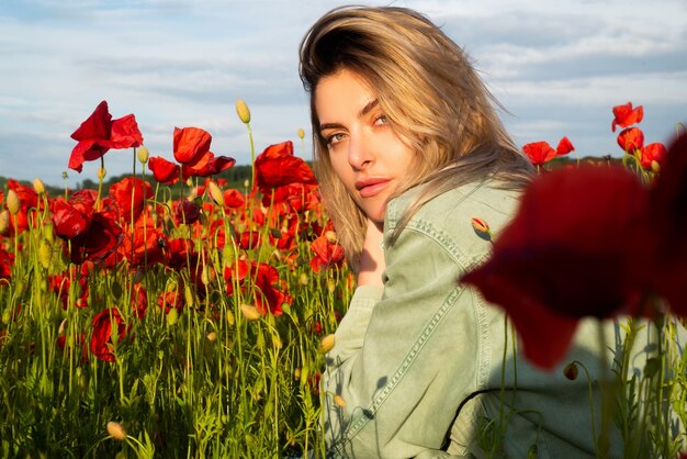 Mooie jonge vrouw in papaverveld vrouw in een klaprozen weide schoonheid meisje rust in het veld met