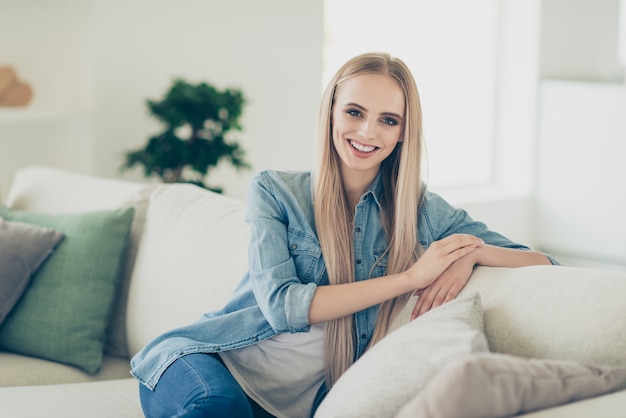 Mooie jonge vrouw in vrijetijdskleding