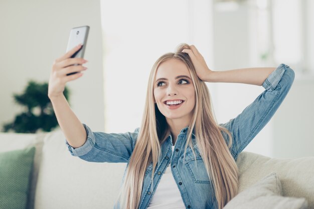 Mooie jonge vrouw in vrijetijdskleding