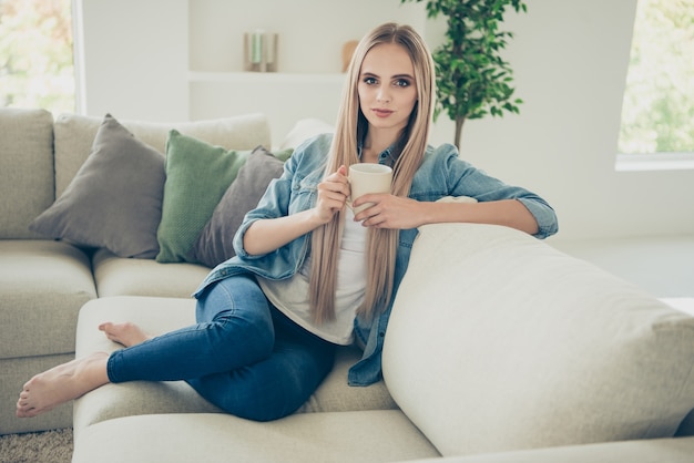 Mooie jonge vrouw in vrijetijdskleding