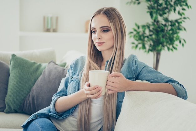 Mooie jonge vrouw in vrijetijdskleding