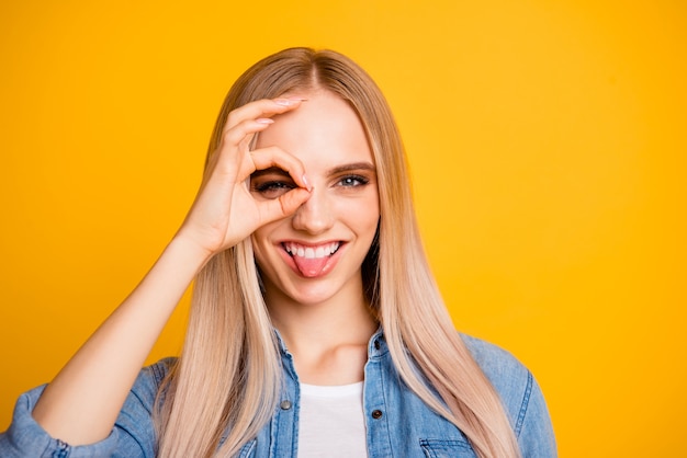 Mooie jonge vrouw in vrijetijdskleding