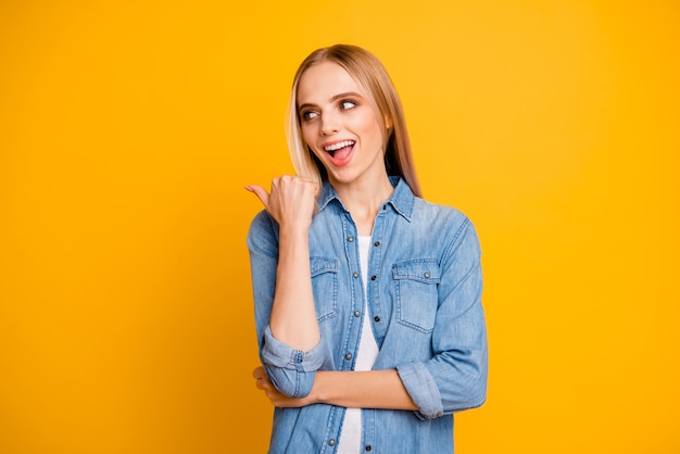 Mooie jonge vrouw in vrijetijdskleding